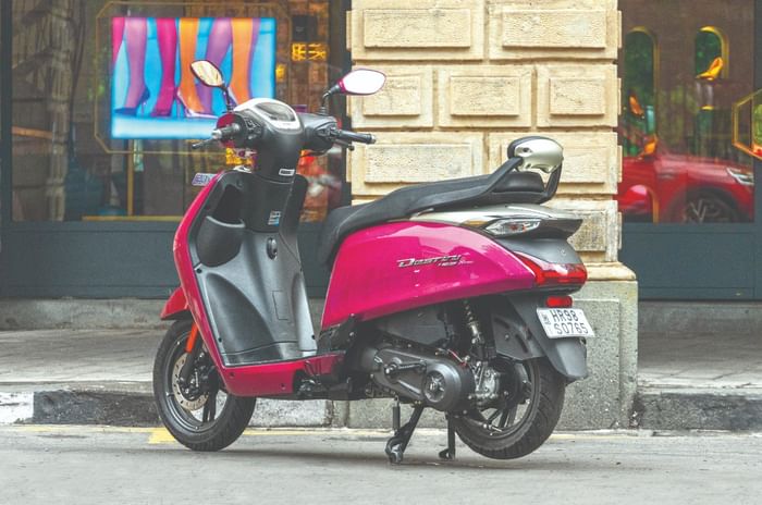 Hero Destini 125 left rear static image in city Hero Destini 125 left rear static image in city